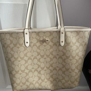 Beautiful, excellent condition coach tote